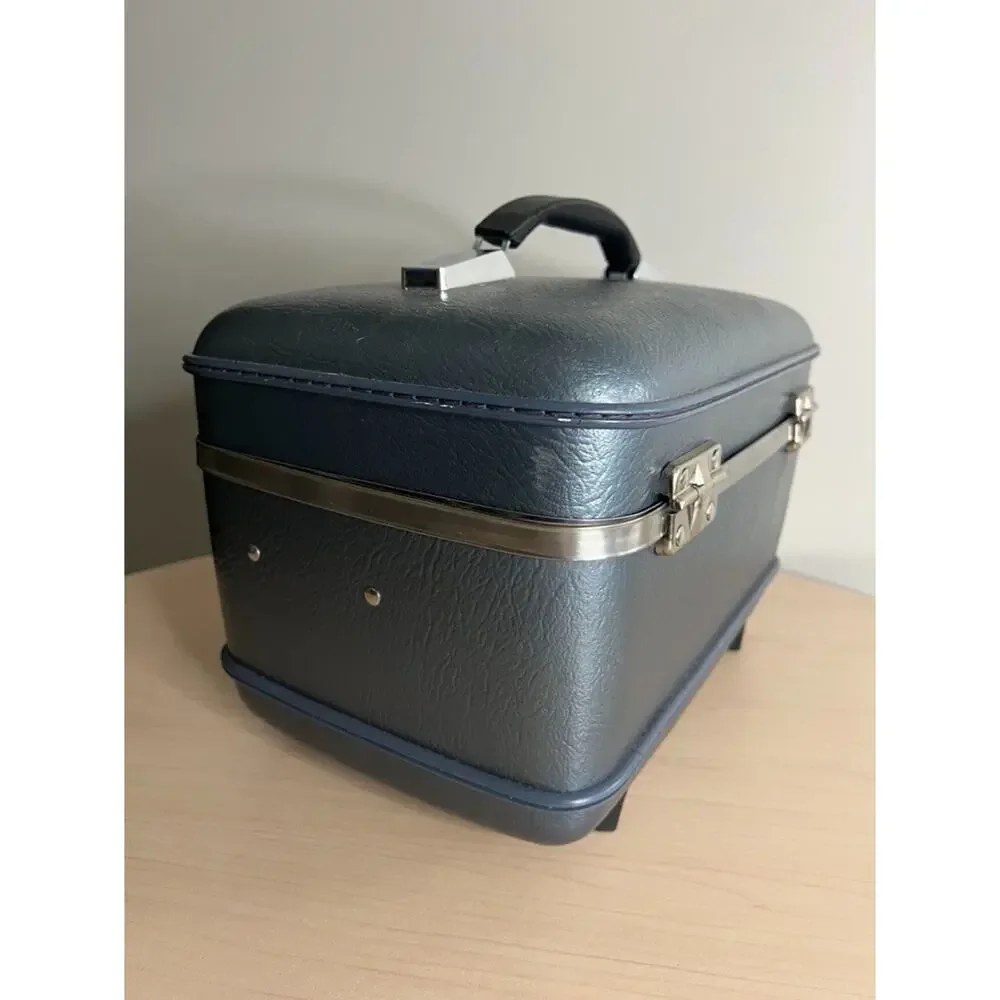 VTG Dusty Blue American Tourister Makeup Train Case Chrom Details Clean! 14